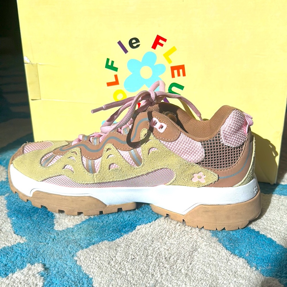 Barely worn Gianno Golf or Fleur Converse